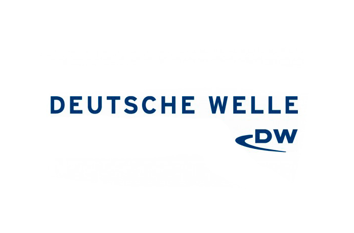 Dw tv. DW логотип. Газета Deutsche Welle. Deutsche Welle логотип. Немецкая волна.