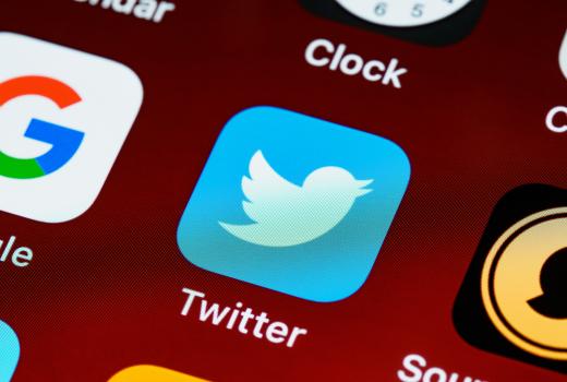 Twitter uklonio oznaku "mediji koje finansira vlada" sa naloga medijskih kuća