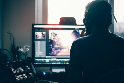 Laži upakovane kao vijesti: Dok AI napreduje, borba za klik ubrzava širenje dezinformacija