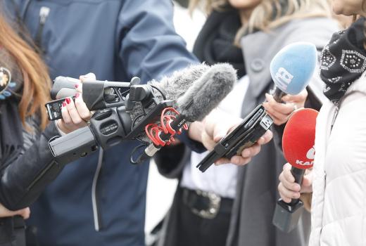 Mediji ne smiju biti nijemi posmatrači u prenošenju zapaljive političke retorike