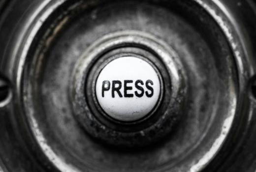 NUNS traži hitnu reakciju zbog pritisaka na novinare u Bačkom Petrovcu, Novom Pazaru i Novom Sadu