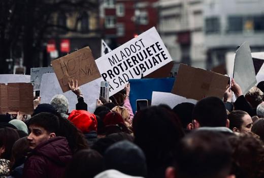 Anonimni portali koriste tragičnu nesreću kako bi generisali klikove pomoću AI fotografija