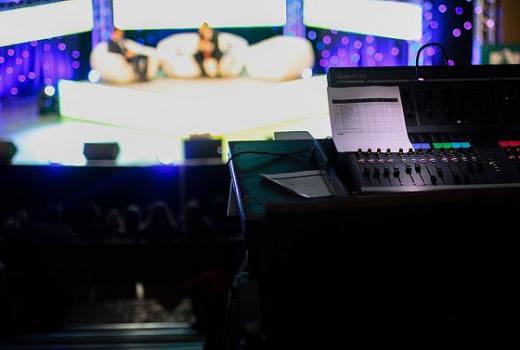 Žene o kulturi, muškarci o politici