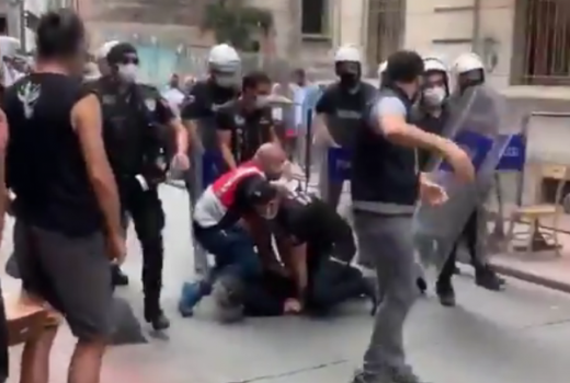 Turska policija napala i privela fotoreportera AFP-a koji je izvještavao o povorci ponosa u Istanbulu 